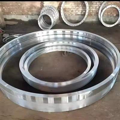 Yumruklu damgalı çelik flanşı kütük büyük çaplı karbon çelik popo kaynağı standart olmayan boyunlu özelleştirilmiş özel şekilli flanş